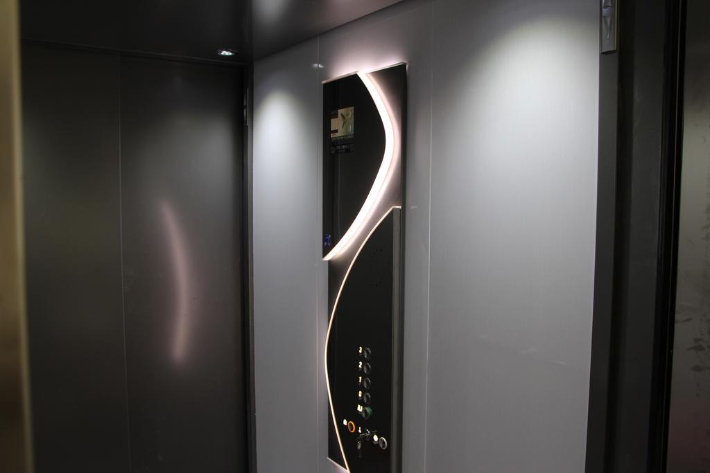 Hotel L'Esturgeon ポワシー エクステリア 写真