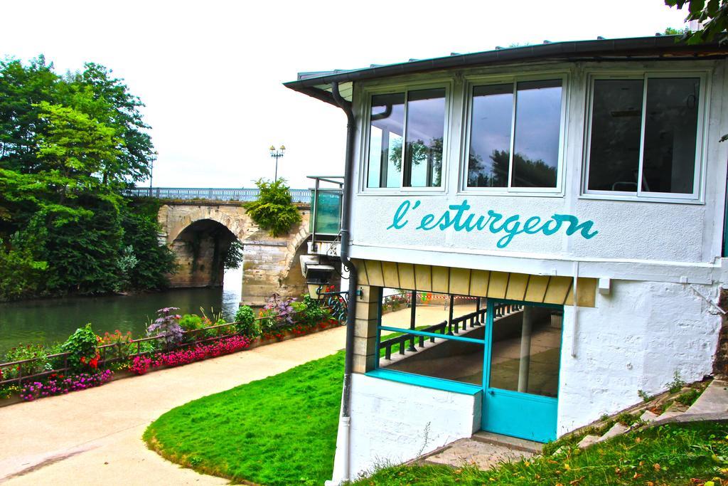 Hotel L'Esturgeon ポワシー エクステリア 写真