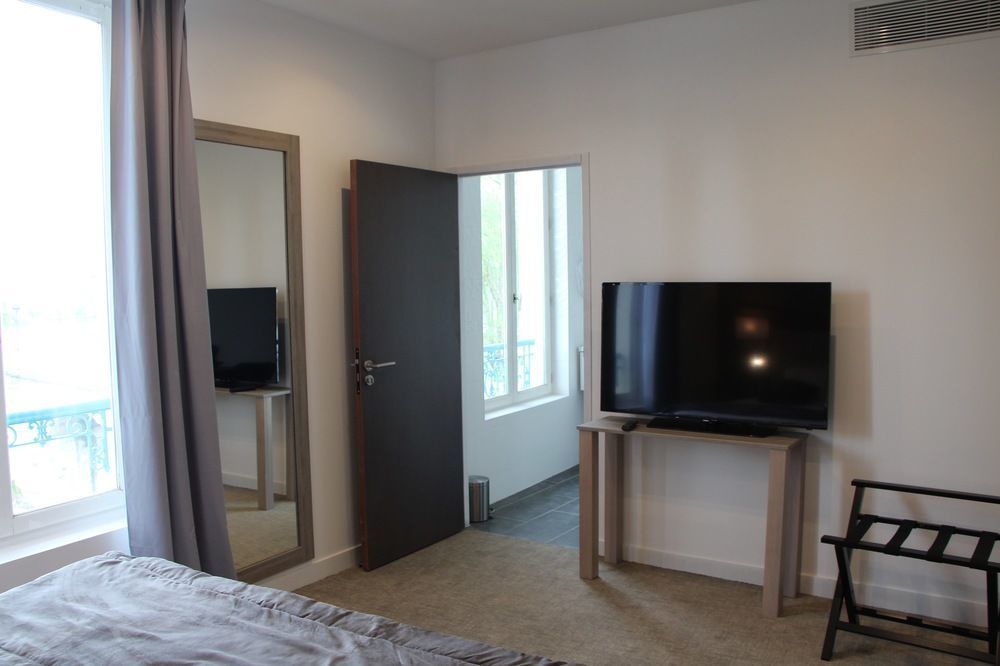 Hotel L'Esturgeon ポワシー エクステリア 写真