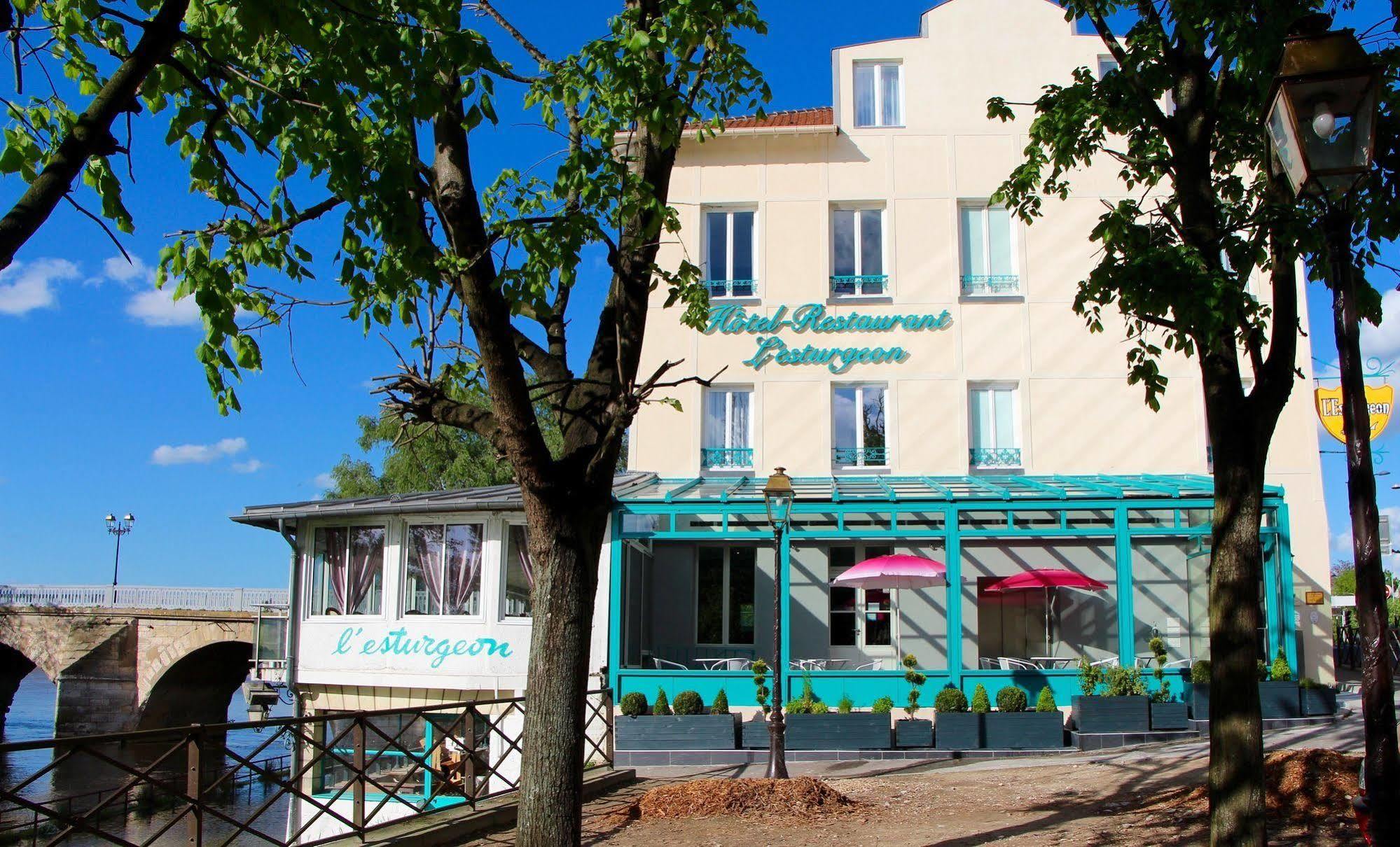 Hotel L'Esturgeon ポワシー エクステリア 写真