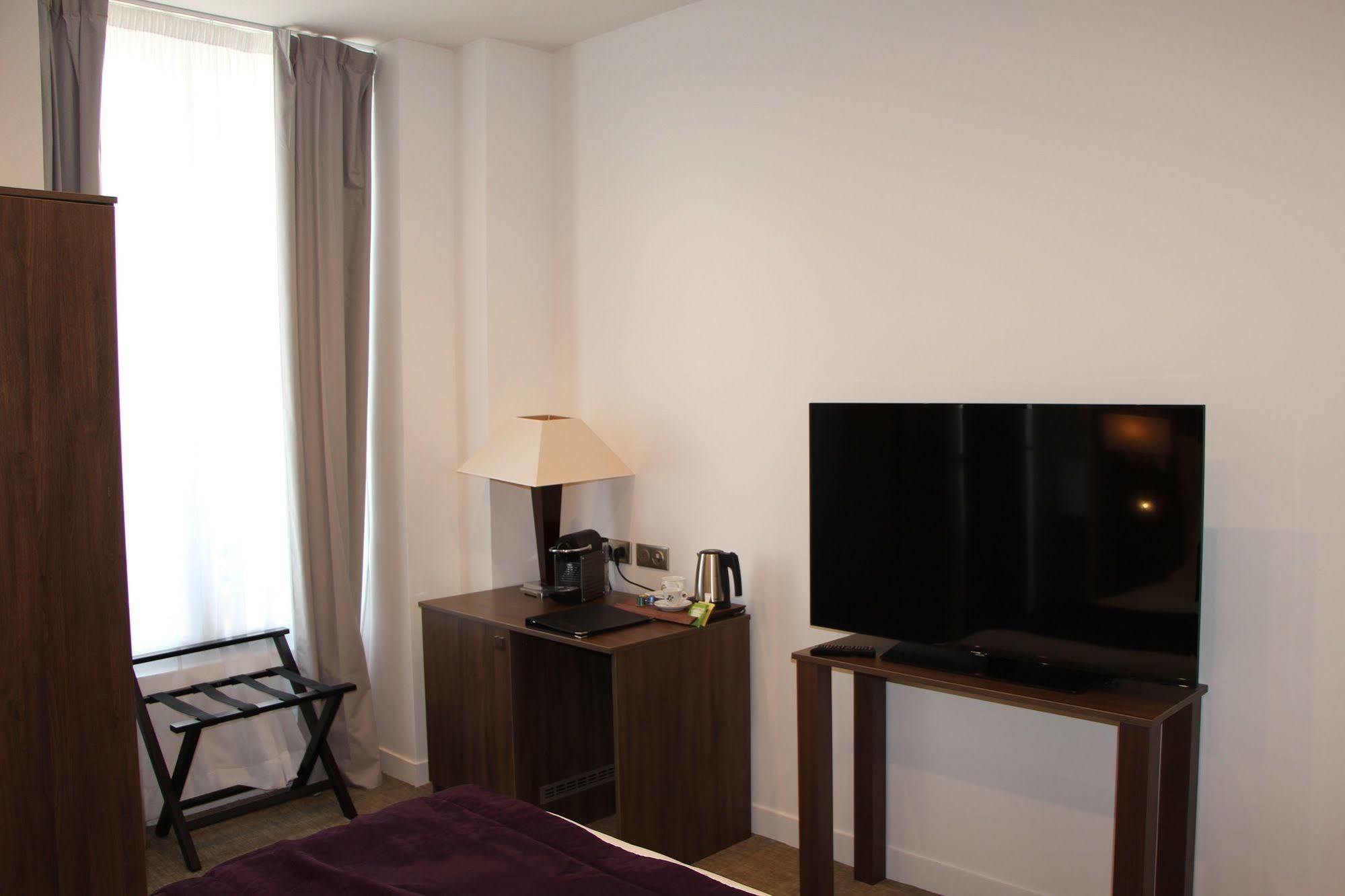 Hotel L'Esturgeon ポワシー エクステリア 写真