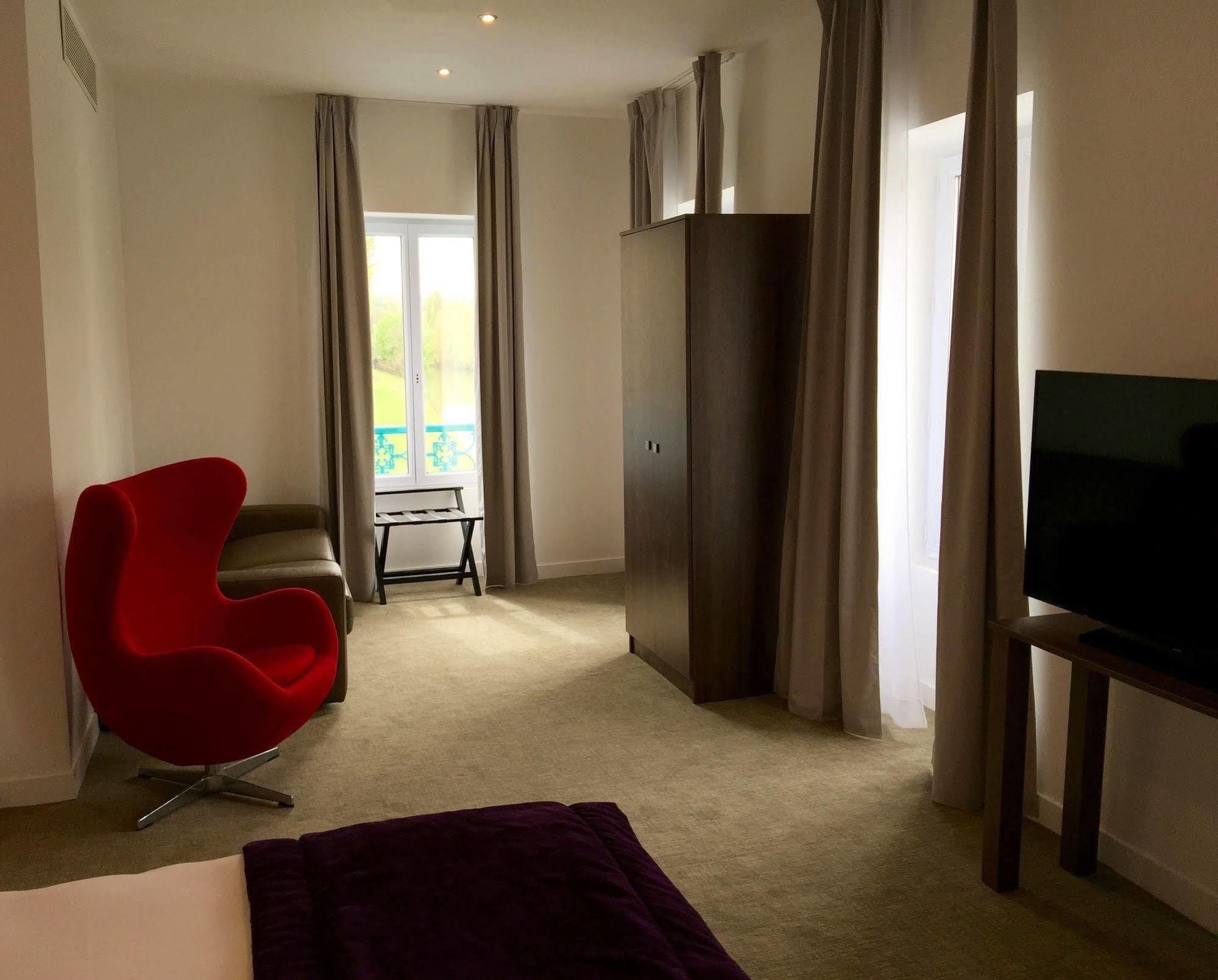 Hotel L'Esturgeon ポワシー エクステリア 写真