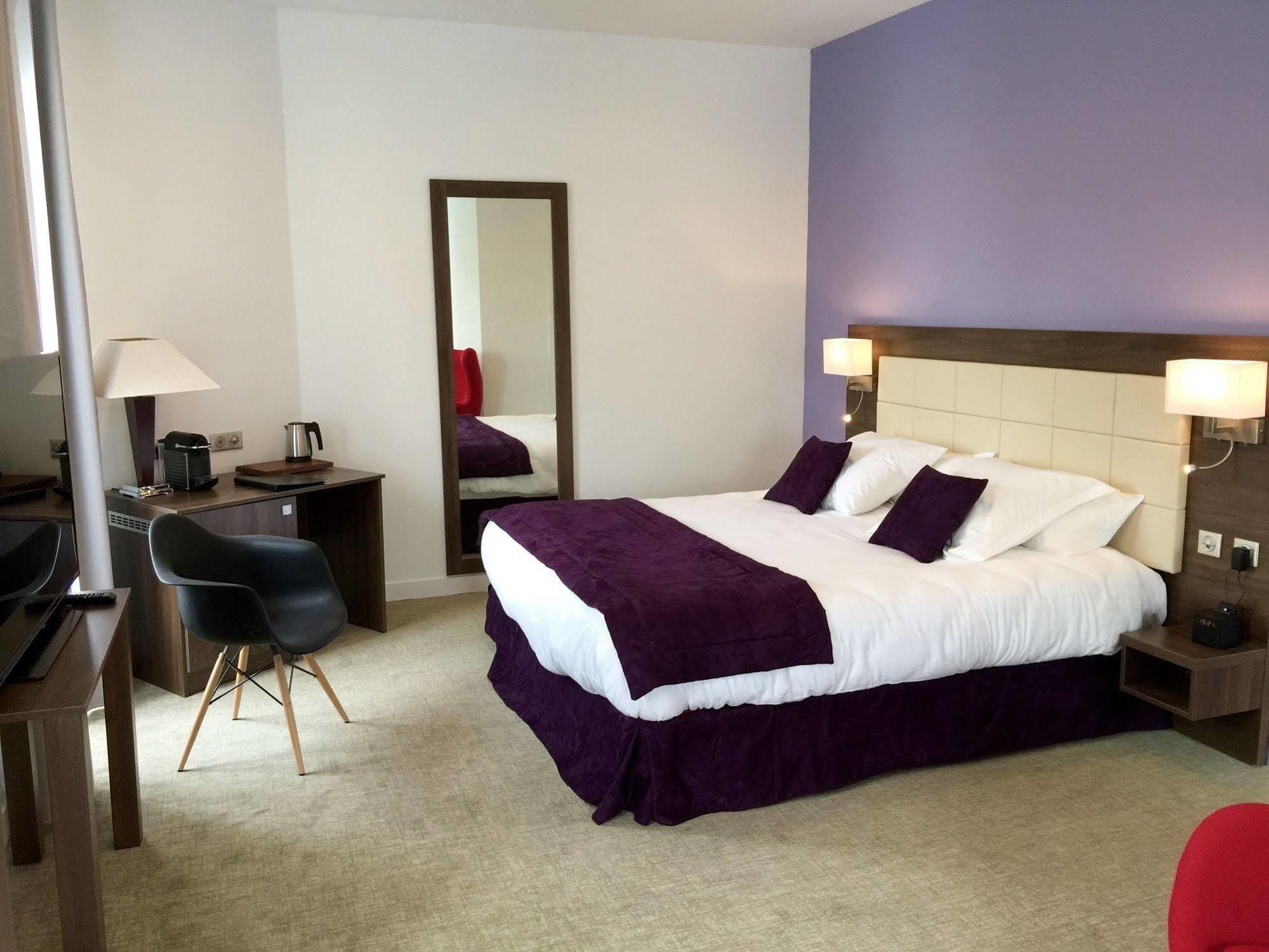 Hotel L'Esturgeon ポワシー エクステリア 写真