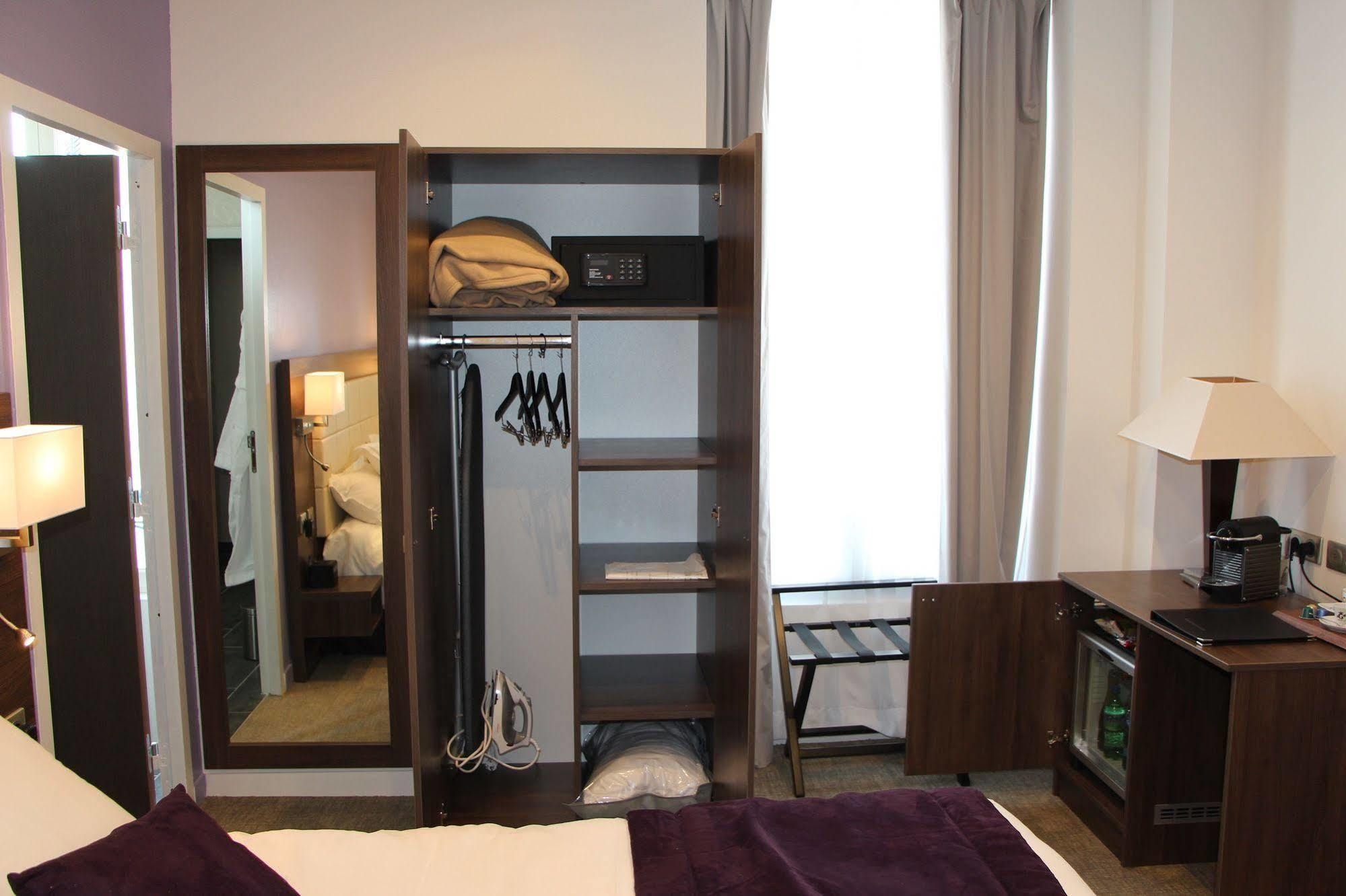 Hotel L'Esturgeon ポワシー エクステリア 写真